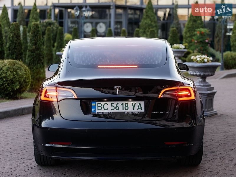 Седан Tesla Model 3 2018 в Стрию