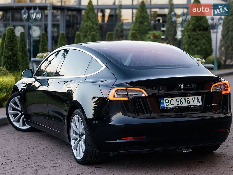 Седан Tesla Model 3 2018 в Стрию
