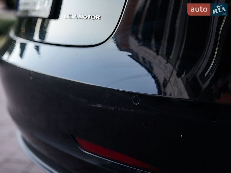 Седан Tesla Model 3 2018 в Стрию