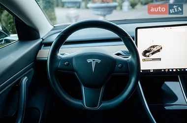 Седан Tesla Model 3 2018 в Стрию
