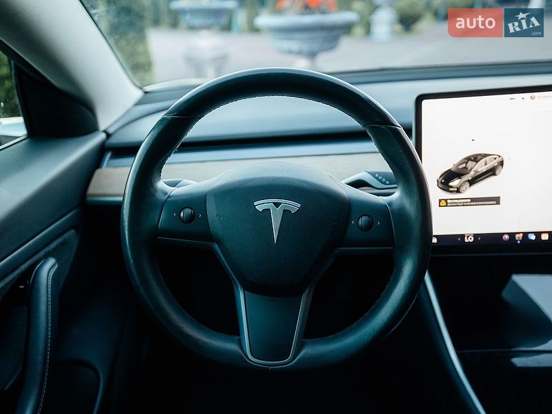 Седан Tesla Model 3 2018 в Стрию