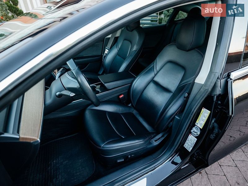 Седан Tesla Model 3 2018 в Стрию