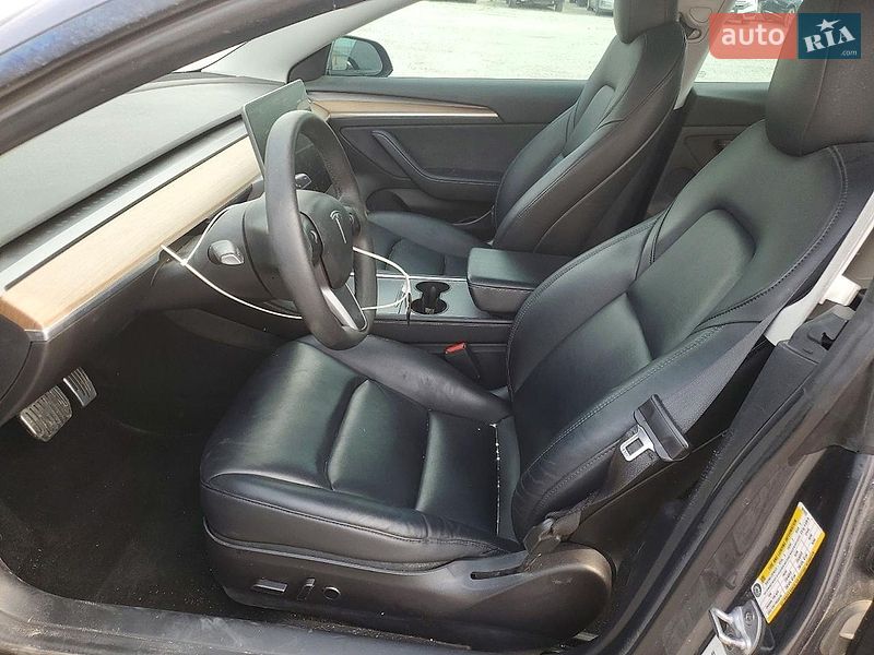 Седан Tesla Model 3 2021 в Львове