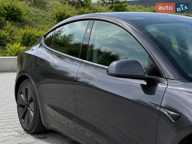Седан Tesla Model 3 2024 в Львове