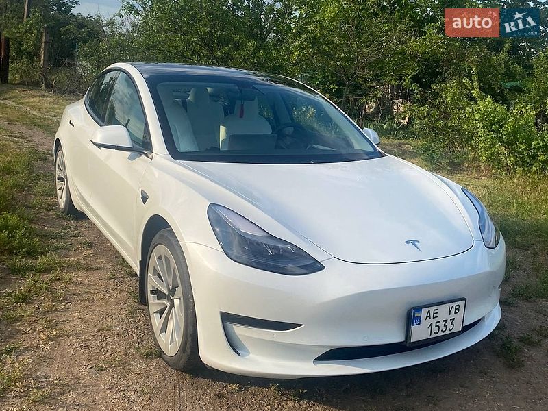 Tesla Model 3, photos from the listing