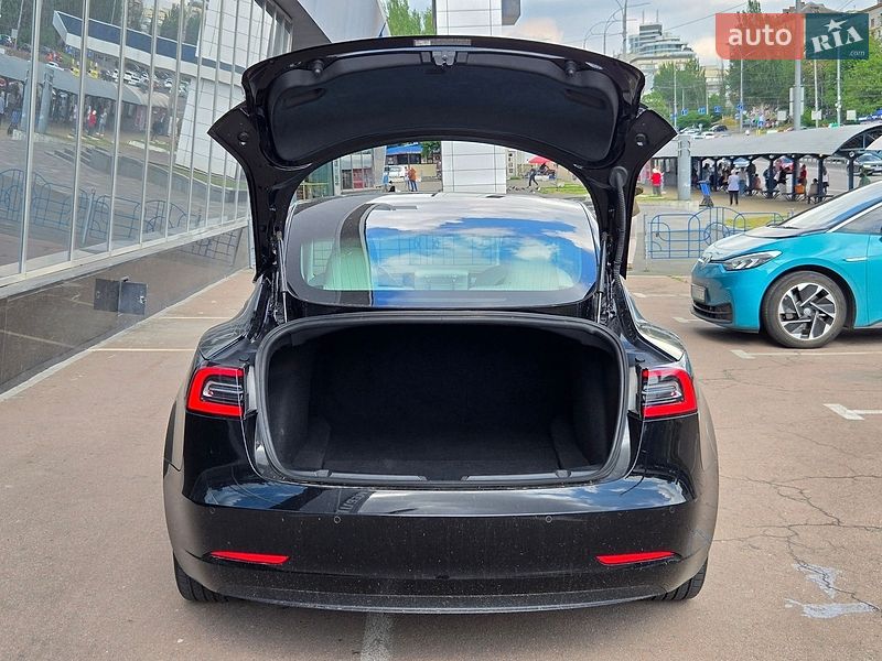 Седан Tesla Model 3 2019 в Киеве