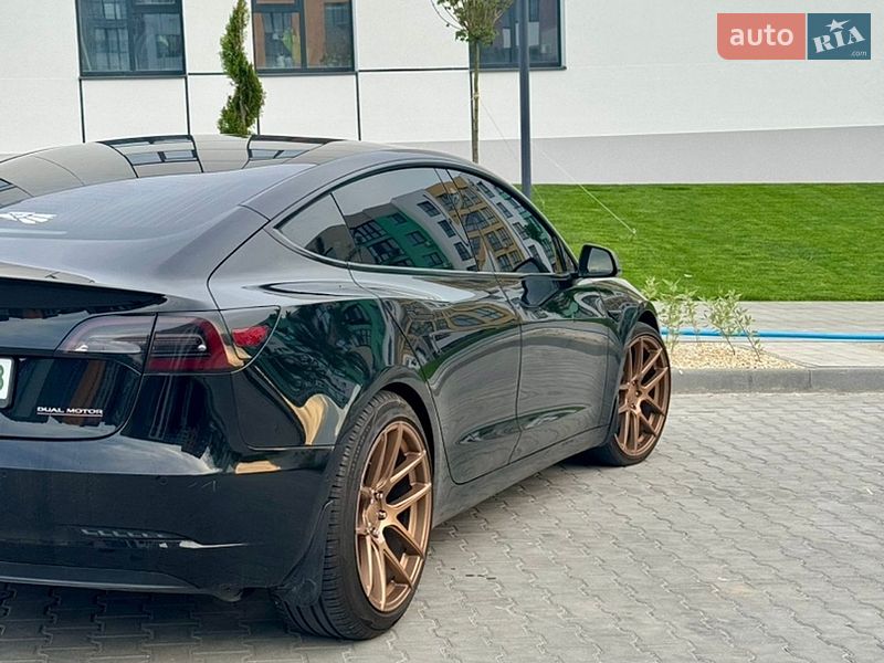Седан Tesla Model 3 2018 в Ровно