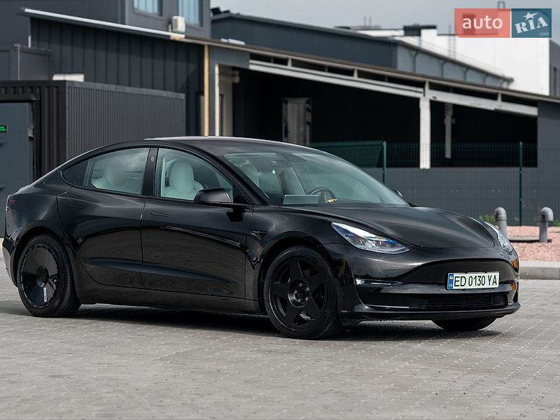 Седан Tesla Model 3 2018 в Львове