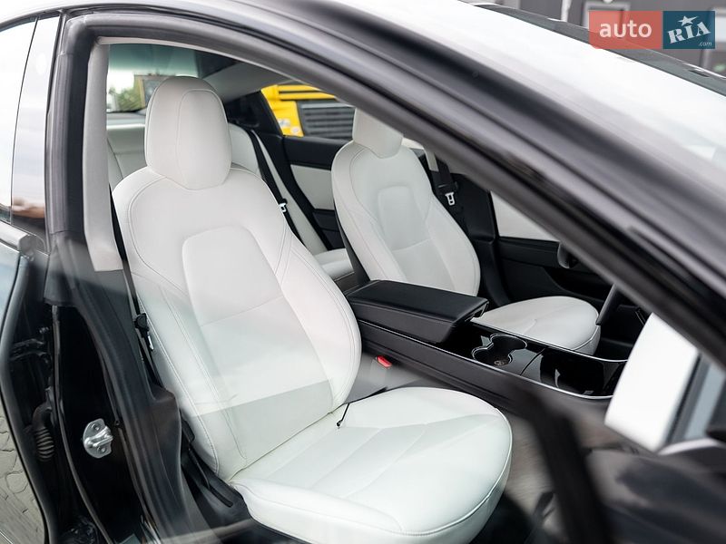 Седан Tesla Model 3 2018 в Львове