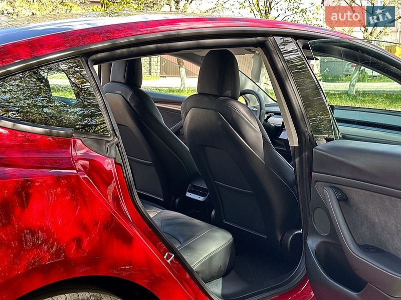 Седан Tesla Model 3 2021 в Золочеві