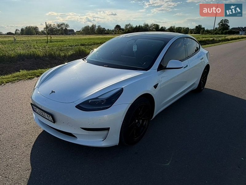 Седан Tesla Model 3 2021 в Самборі