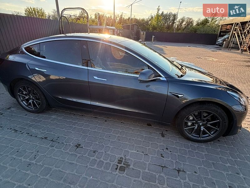 Седан Tesla Model 3 2020 в Львове