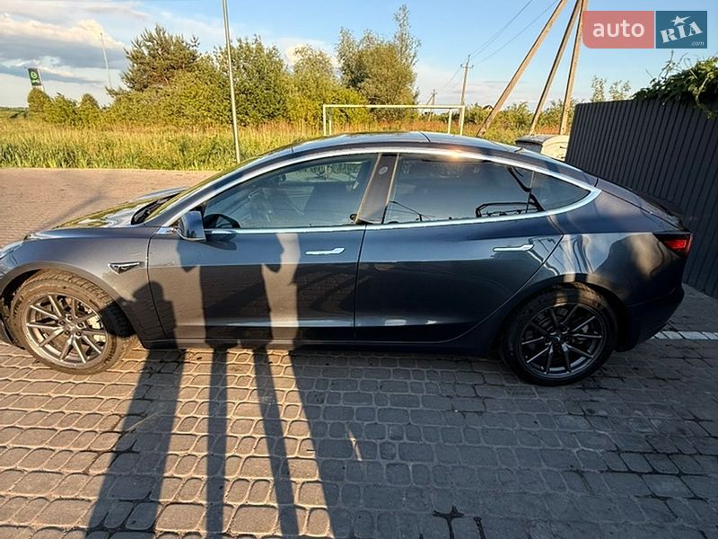 Седан Tesla Model 3 2020 в Львове