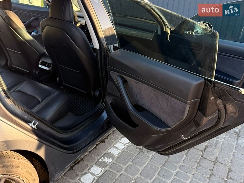 Седан Tesla Model 3 2020 в Львове