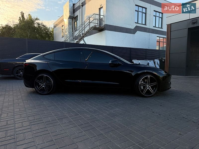 Седан Tesla Model 3 2024 в Черкасах