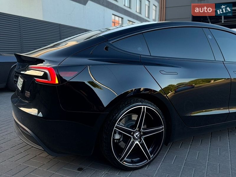Седан Tesla Model 3 2024 в Черкассах