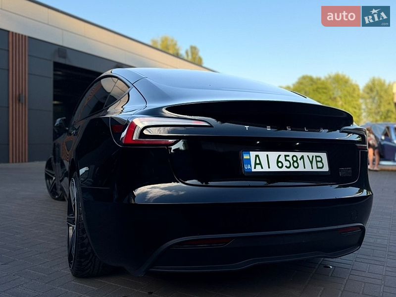 Седан Tesla Model 3 2024 в Черкасах