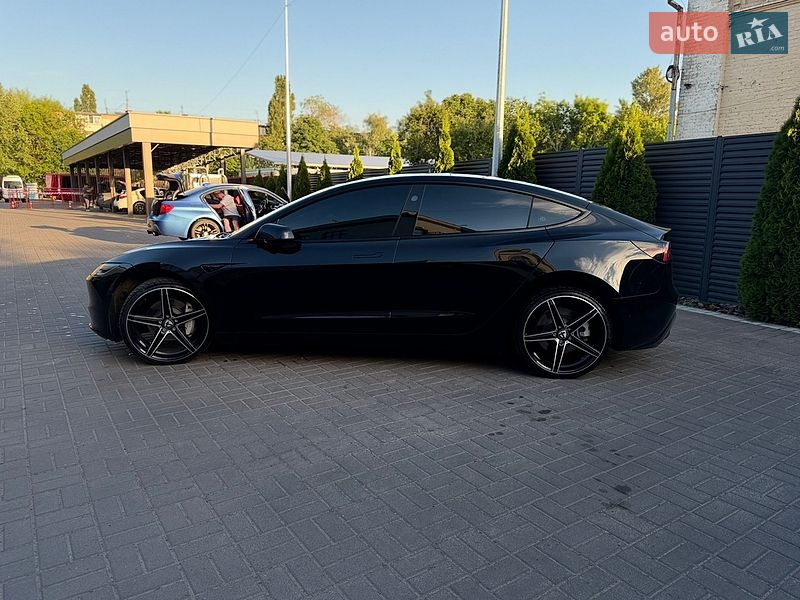 Седан Tesla Model 3 2024 в Черкасах