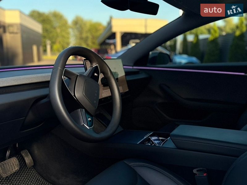 Седан Tesla Model 3 2024 в Черкассах