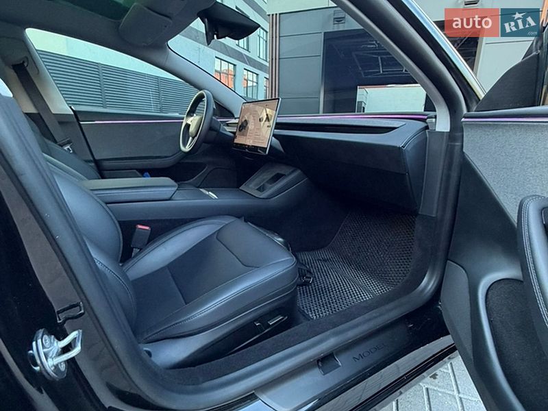 Седан Tesla Model 3 2024 в Черкасах