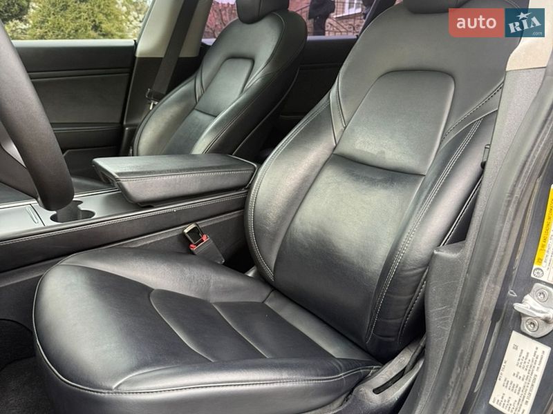 Седан Tesla Model 3 2021 в Луцке