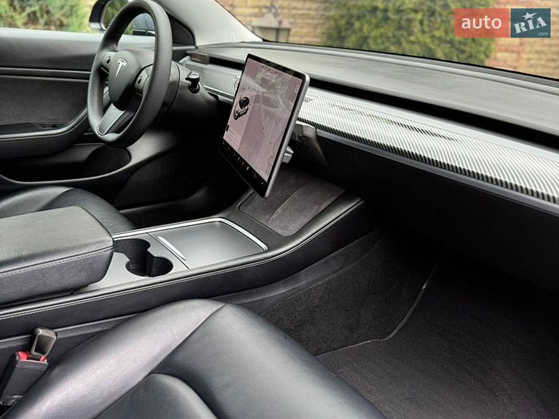 Седан Tesla Model 3 2021 в Луцке