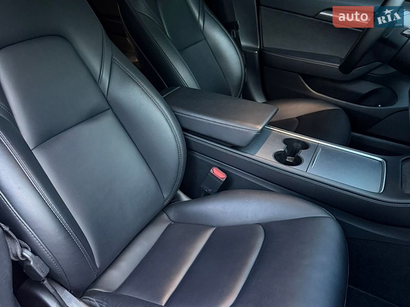 Седан Tesla Model 3 2022 в Львові