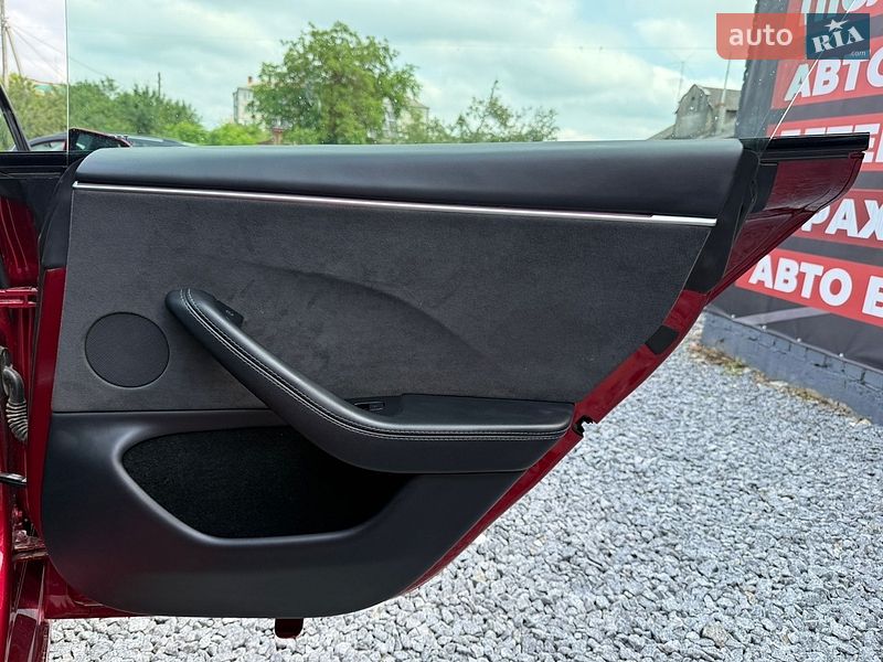 Седан Tesla Model 3 2024 в Стрию