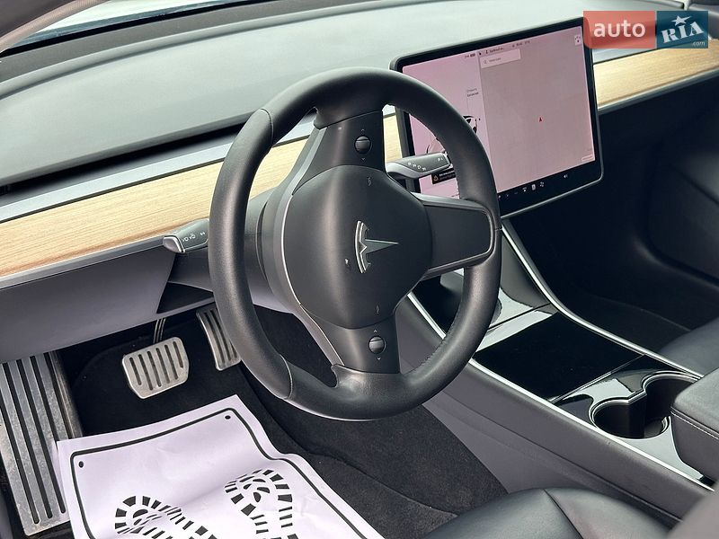 Седан Tesla Model 3 2019 в Киеве