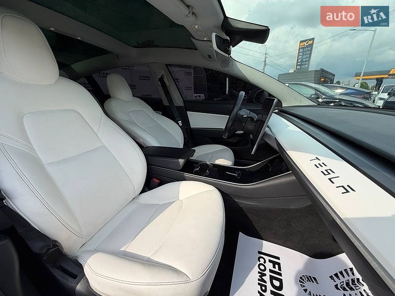 Седан Tesla Model 3 2019 в Луцке