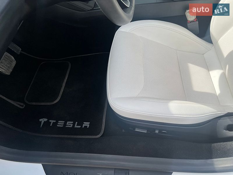 Седан Tesla Model 3 2024 в Бродах