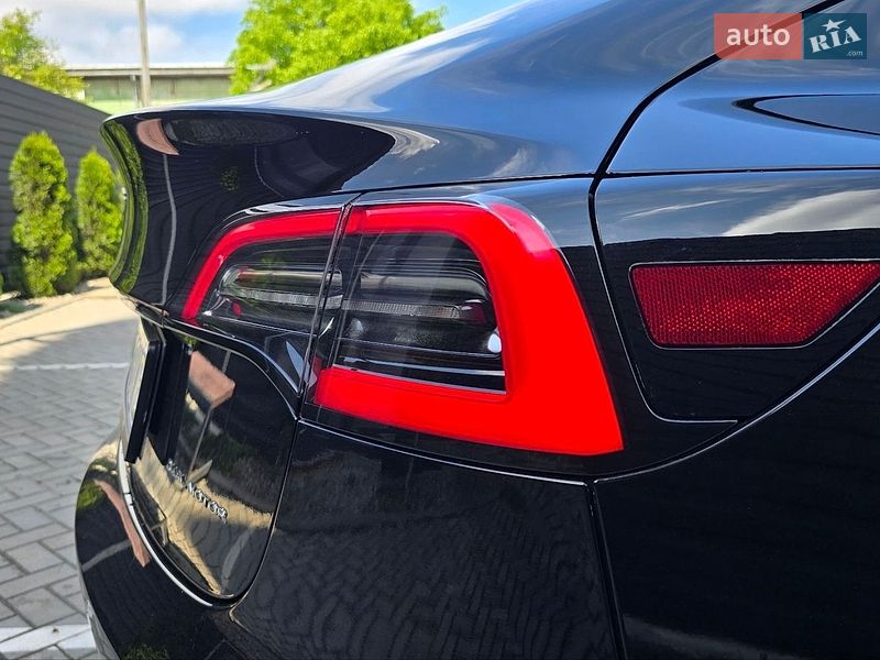 Седан Tesla Model 3 2020 в Івано-Франківську