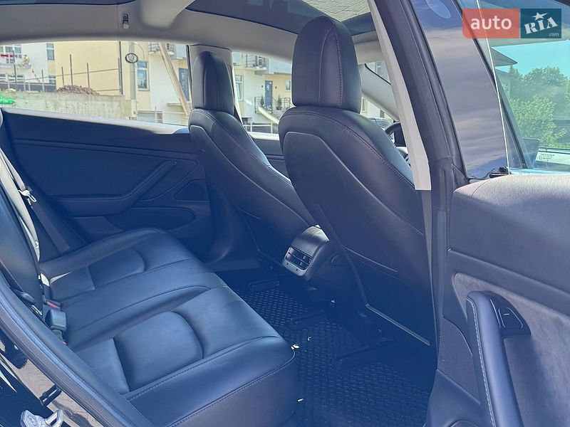 Седан Tesla Model 3 2018 в Львові
