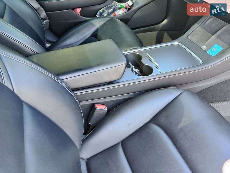 Седан Tesla Model 3 2021 в Житомире