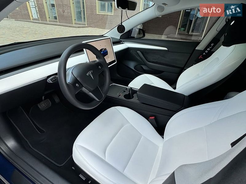 Седан Tesla Model 3 2023 в Львове