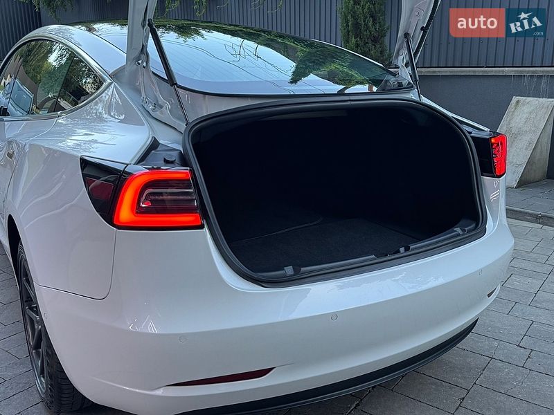 Седан Tesla Model 3 2020 в Ужгороде
