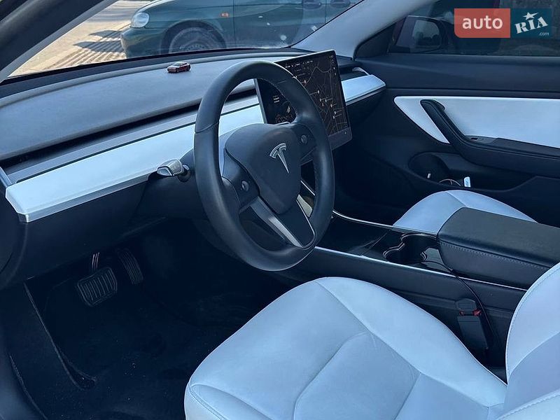 Седан Tesla Model 3 2020 в Виннице