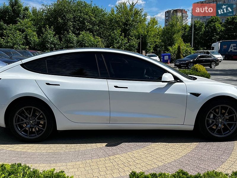 Седан Tesla Model 3 2023 в Львове