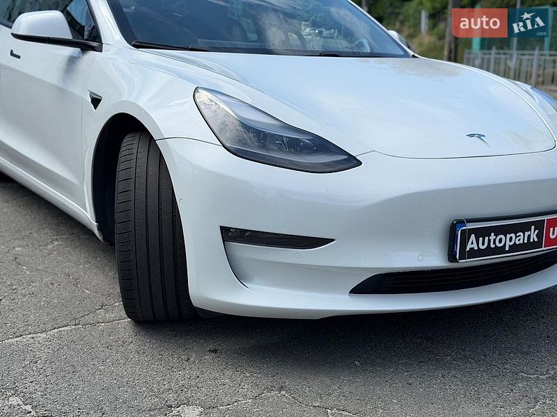 Седан Tesla Model 3 2021 в Киеве