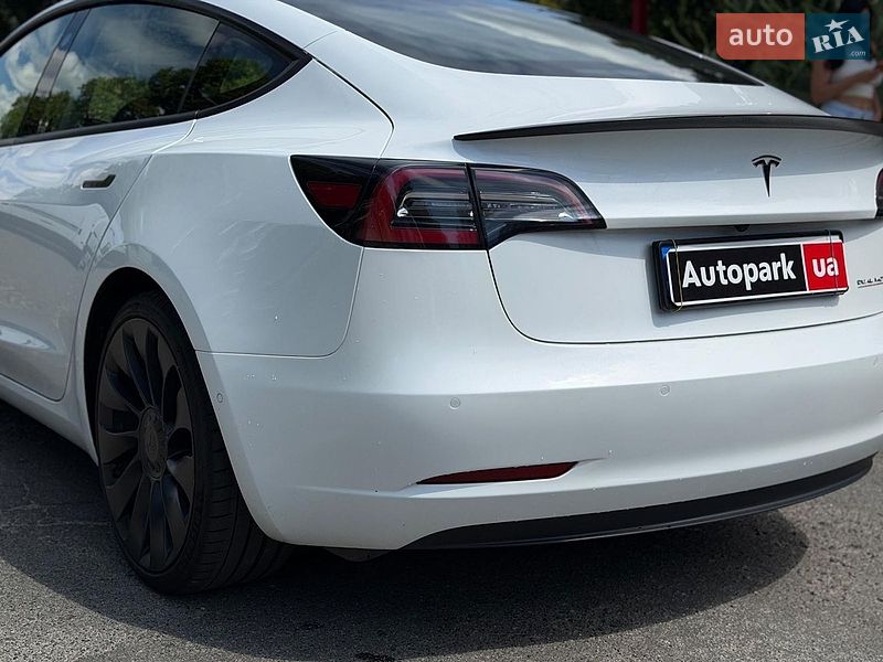 Седан Tesla Model 3 2021 в Киеве
