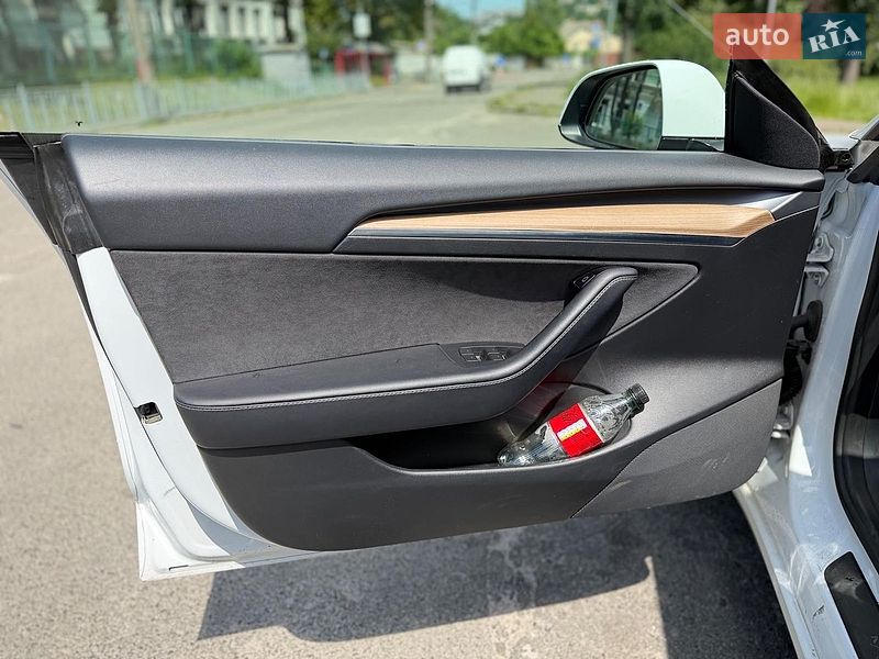 Седан Tesla Model 3 2021 в Киеве