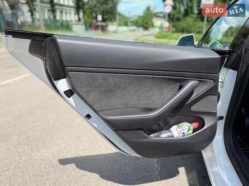 Седан Tesla Model 3 2021 в Киеве