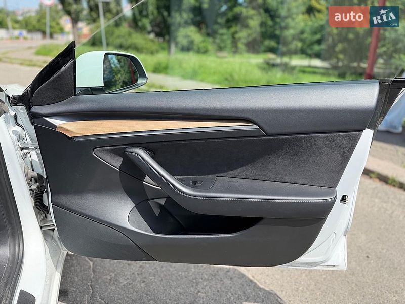 Седан Tesla Model 3 2021 в Киеве