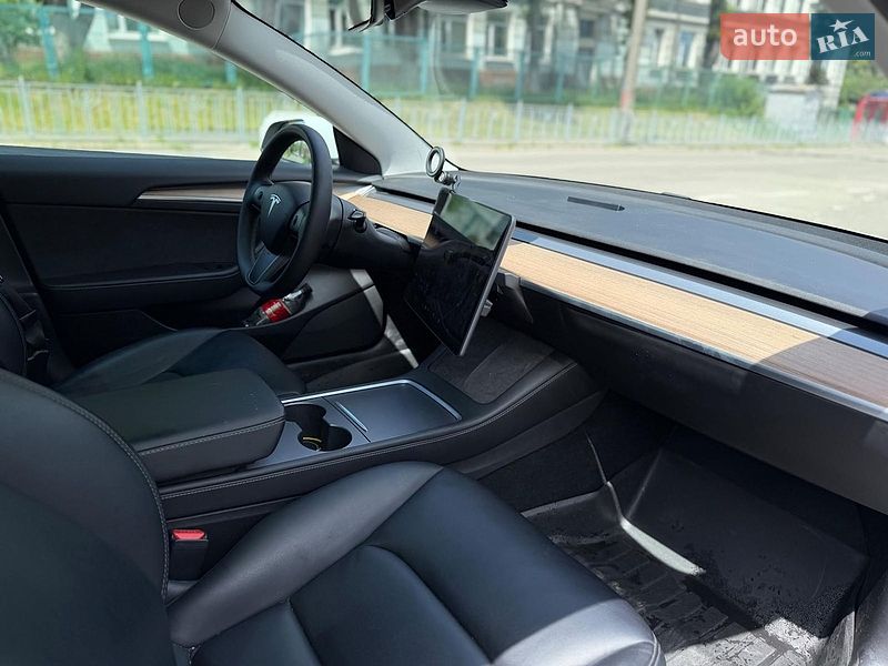 Седан Tesla Model 3 2021 в Киеве