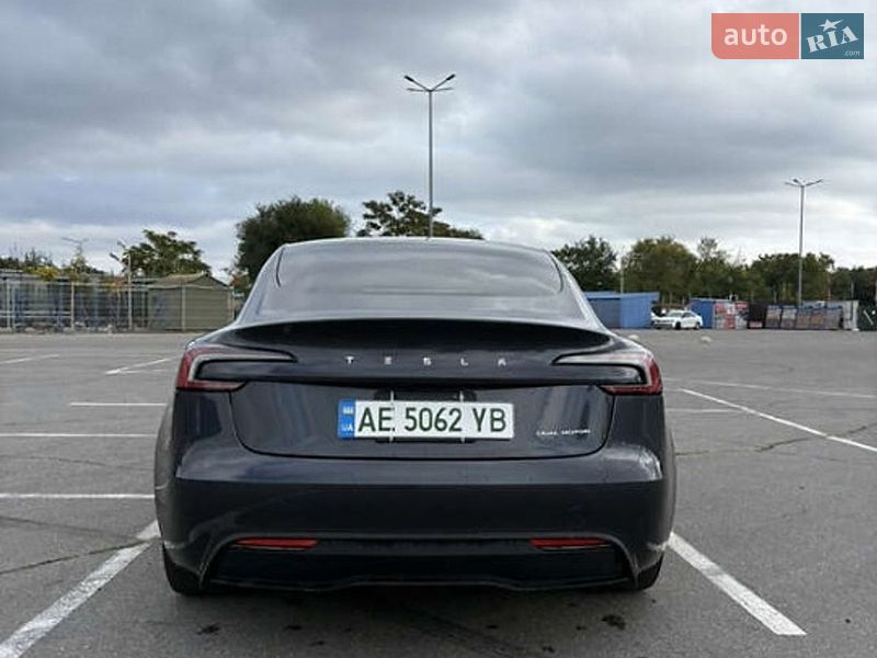 Tesla Model 3 2024