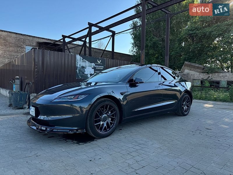 Tesla Model 3 2024