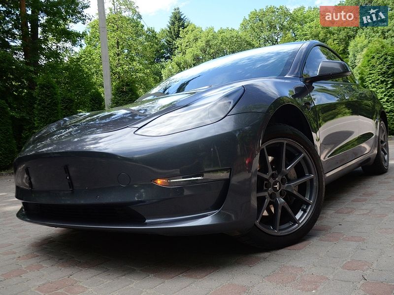 Седан Tesla Model 3 2022 в Трускавці