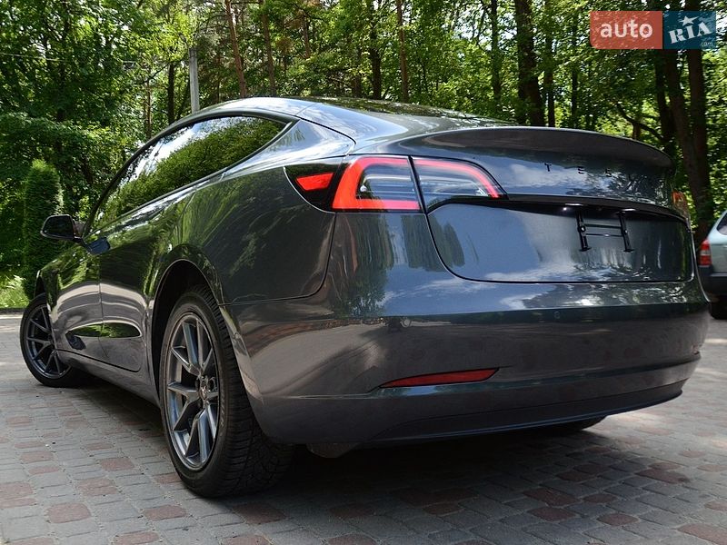 Седан Tesla Model 3 2022 в Трускавці