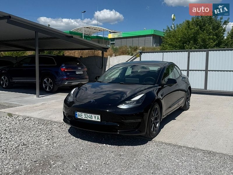 Седан Tesla Model 3 2020 в Кам'янському