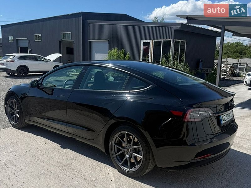 Седан Tesla Model 3 2020 в Кам'янському